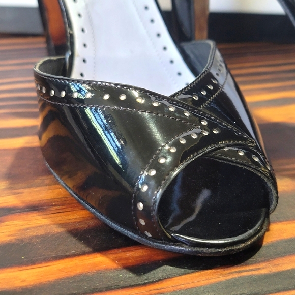 Manolo Blahnik Charlado 39.5 Black Patent Peep Toe D'orsay Spectator Heels Pumps - Picture 11 of 16